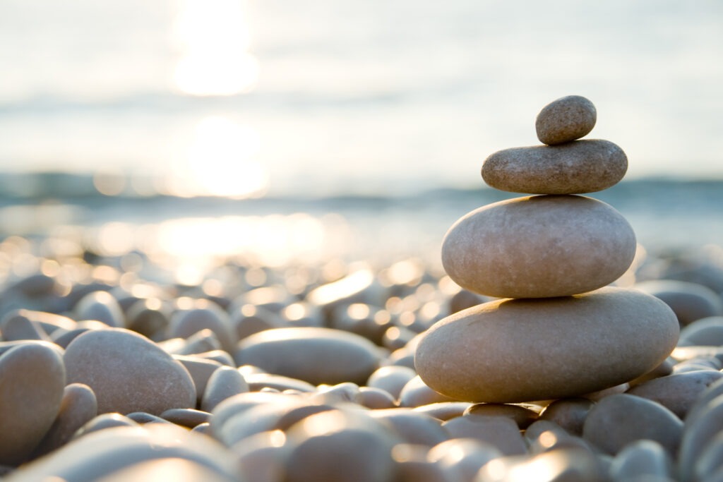Gestapelte Steine als Symbolbild für Gleichgewicht im Leben
