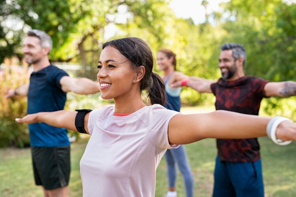 Vier Junge Menschen beim Sport in der Natur.