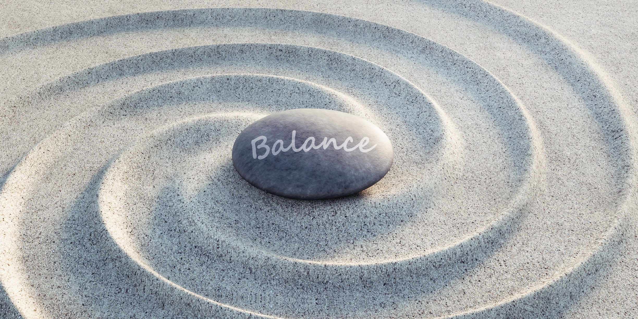 Stein mit Aufschrift Balance liegt in Sand