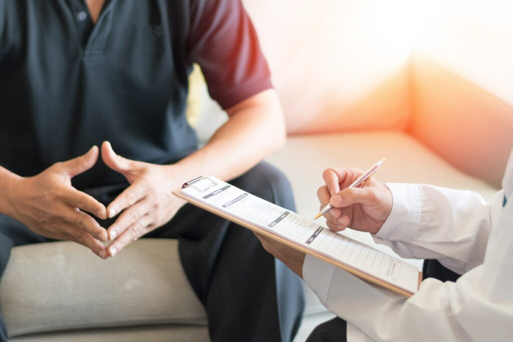 Symbolbild Patient und Arzt mit Checkliste
