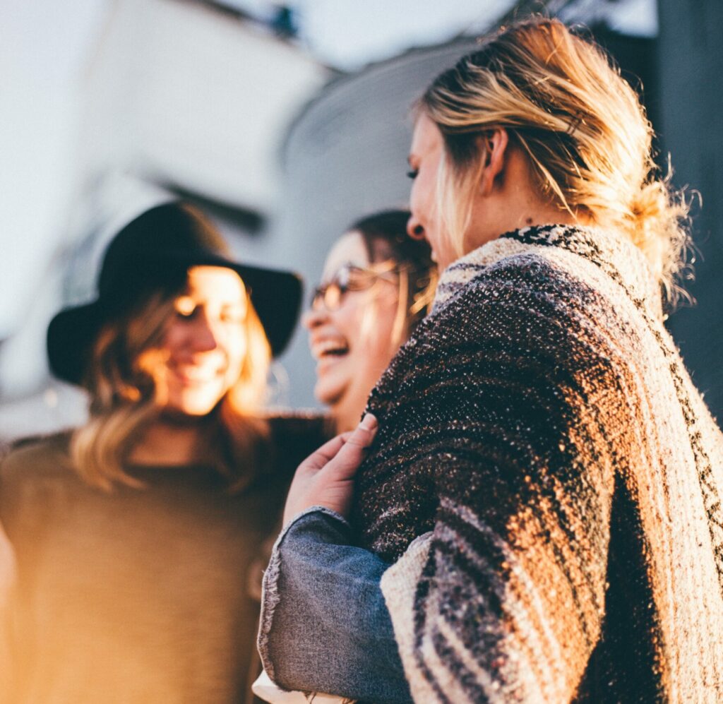 Drei Freundinnen unterhalten sich ausgelassen