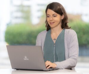 Foto von Carina Messer am Laptop